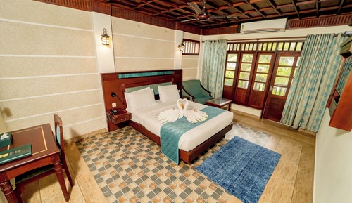 Habitación clásica con 2 camas individuales, 1 cama doble, vistas a la playa