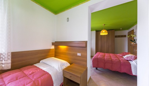 Habitación triple clásica, balcón