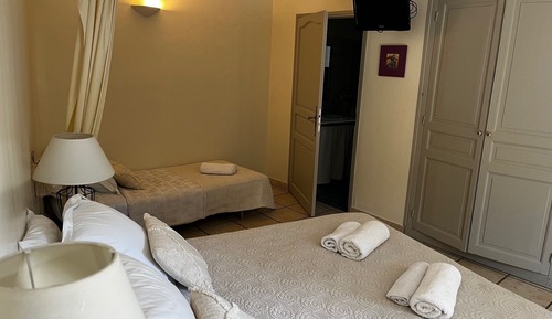 Habitación triple familiar, varias camas, no fumadores, vistas a la piscina (Lilas)