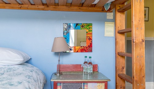 Dormitorio compartido, baño compartido, vistas al jardín