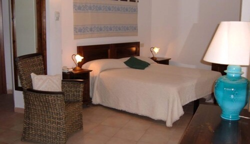 Habitación Confort con 1 cama doble o 2 individuales, en la zona del jardín