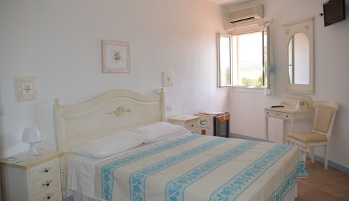 Habitación clásica con 1 cama doble o 2 individuales, vistas a la colina