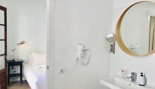 Habitación superior con 1 cama doble o 2 individuales, baño privado