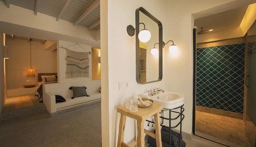 Habitación clásica (Land or Street Side)