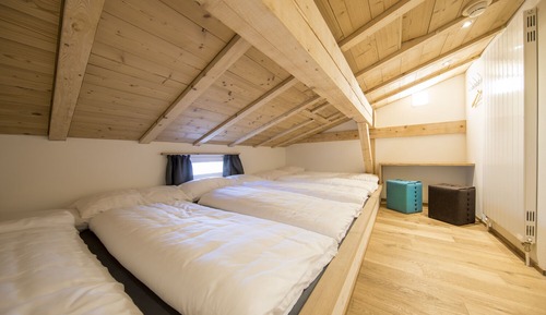 Dormitorio compartido básico, varias camas, en edificio anexo