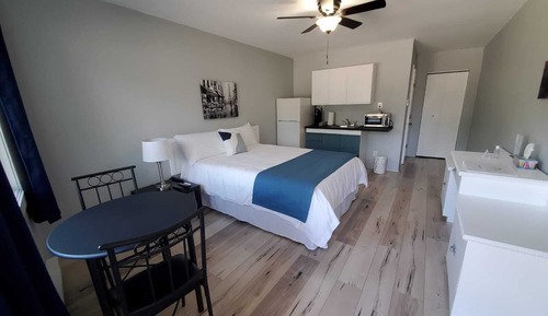 Estudio Premier, 1 cama de matrimonio, frigorífico y microondas, planta baja (Rm 2)