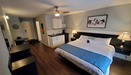 Estudio Deluxe, 1 cama de matrimonio grande, cocina básica, vistas a la montaña (Rm 5)