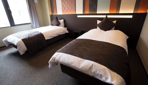 Habitación básica con 2 camas individuales