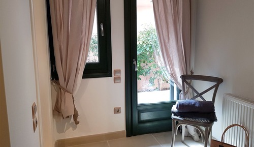 Junior Suite Semi-Basement with Atrium