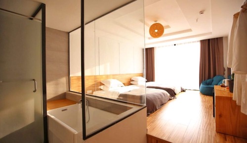 Habitación con 2 camas individuales, balcón