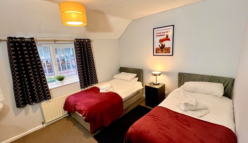 Habitación superior con 2 camas individuales, baño privado