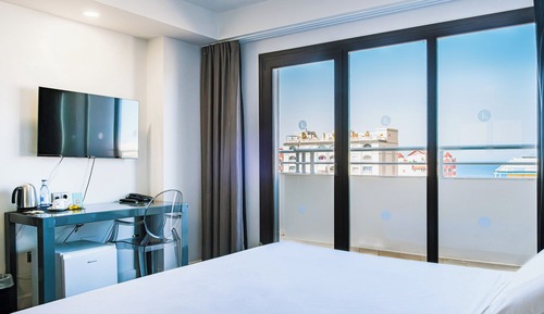 Suite Confort, 1 cama de matrimonio grande con sofá cama, vistas al mar, en una planta alta