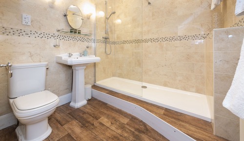 Habitación Deluxe con 1 cama doble o 2 individuales, baño privado, vistas al jardín (Briar)