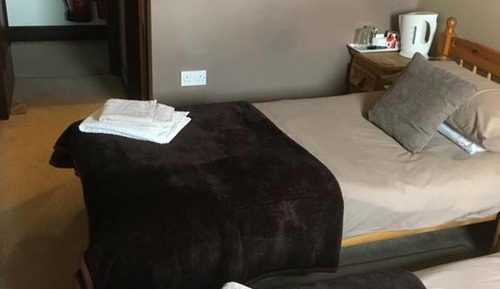 Habitación con 2 camas individuales, baño privado