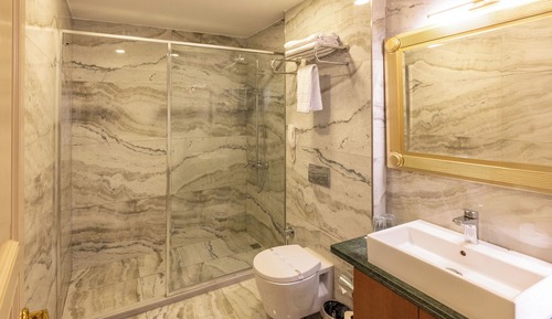 Habitación triple Deluxe, 1 habitación, balcón, vistas a la ciudad