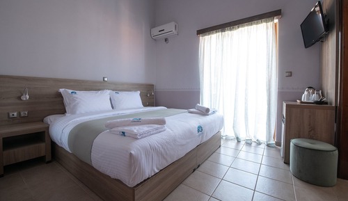 Habitación con 1 cama doble o 2 individuales, vistas parciales al mar