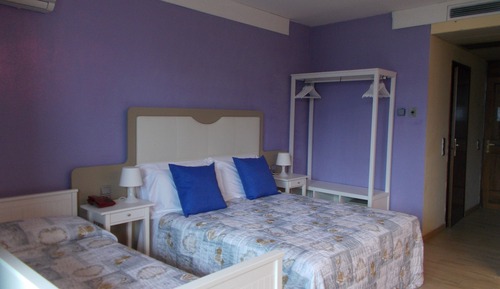 Habitación triple clásica, balcón