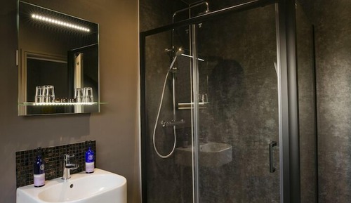 Habitación con 1 cama doble o 2 individuales, baño privado