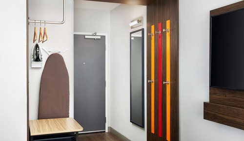 Habitación, 1 cama de matrimonio grande, accesible para personas con discapacidad (Roll-In Shower)