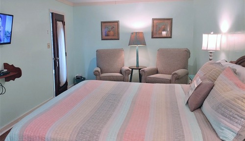 The McKinley Edwards Room (Pet Friendly)