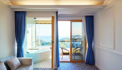 Habitación, 1 cama de matrimonio grande con sofá cama, bañera de hidromasaje, vistas al mar