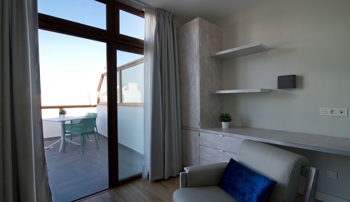 Habitación superior con 2 camas individuales, terraza