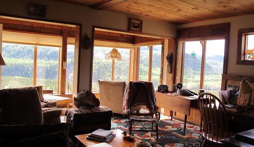 Habitación básica con 1 cama doble o 2 individuales, baño compartido, vistas a la montaña