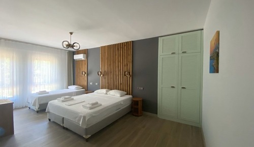 Habitación triple, vistas al jardín