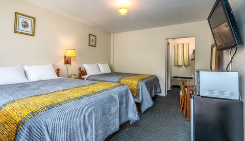 Habitación básica doble, 2 camas dobles, vistas a la montaña