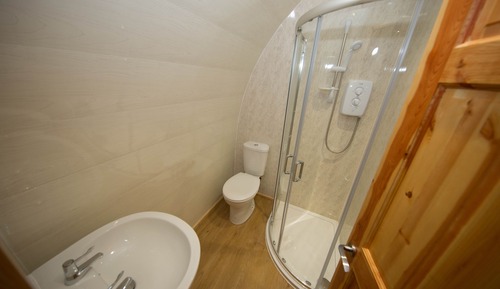 Habitación, 1 cama doble con sofá cama, cocina básica, vistas al lago