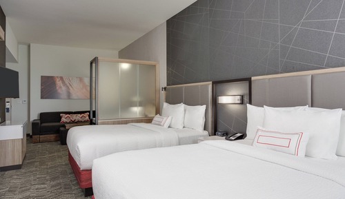 Suite, 2 camas de matrimonio (Mobility/Hearing Access, Roll-In Shwr)