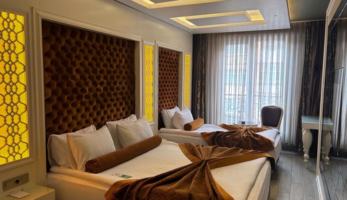 Habitación familiar con 2 camas individuales, varias camas, vistas a la ciudad