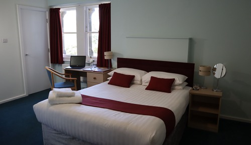 Habitación triple familiar, varias camas, vistas al jardín