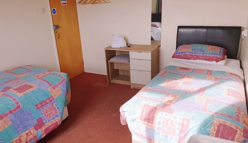 Habitación básica con 2 camas individuales, 2 camas individuales (Shared Bathroom)