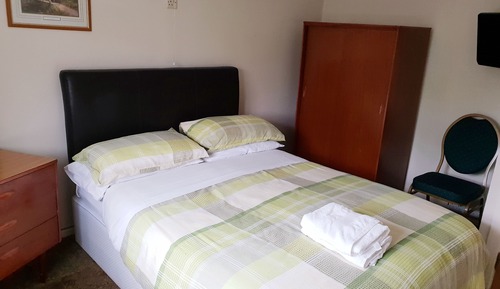 Habitación básica doble, 1 cama doble (Shared Bathroom)