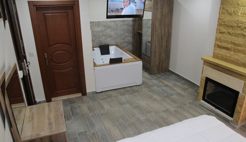 Suit with Jet Tub and Fireplace, Pool View