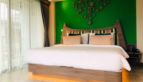  Grand Deluxe Room, 1 King Bed, Mountain View, Corner 