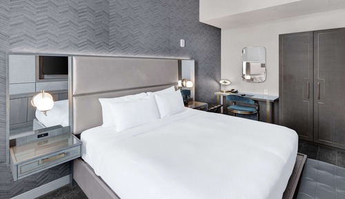 Suite, 1 cama de matrimonio grande, acceso al Business Lounge (Petite Lounge)