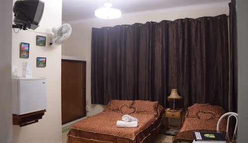 Habitación económica doble, varias camas, baño privado