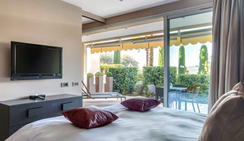 Suite, 1 cama de matrimonio grande con sofá cama, vistas al jardín