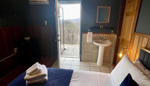 Deluxe Room, 1 Queen Bed, Non Smoking, Balcony (Room 312)