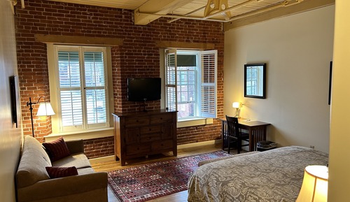 Habitación, varias camas, vistas al río