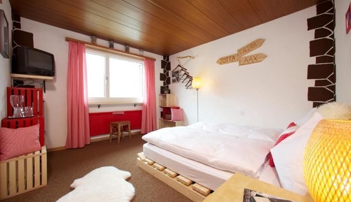 Habitación básica con 2 camas individuales