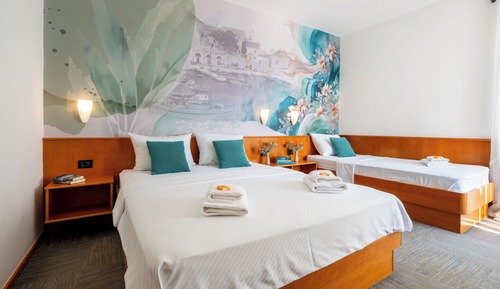 Habitación triple estándar, balcón, vistas parciales al mar