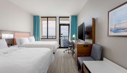 Habitación, 2 camas de matrimonio, frigorífico y microondas, frente a la playa