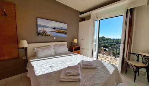 Two-Bedroom Comfort Family Room with Sea View