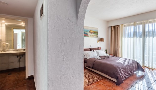 Habitación triple superior, vistas al jardín (Β)