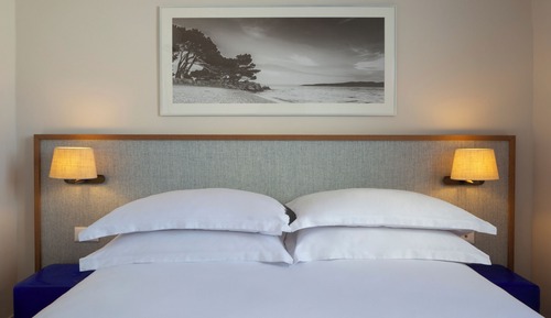 Habitación estándar con 1 cama doble o 2 individuales, balcón, vistas parciales al mar