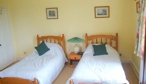 Habitación con 2 camas individuales, baño privado (Yellow Room)