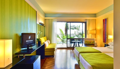 Habitación clásica con 2 camas individuales, vistas parciales al mar (Side View)